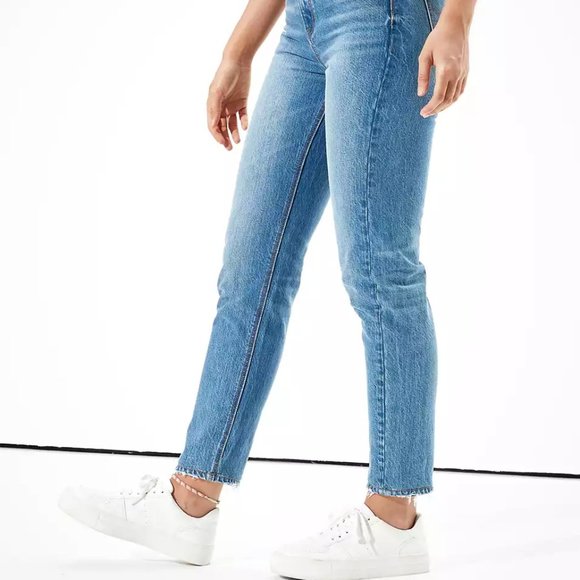 American Eagle Outfitters Denim - 🌱HOST PICK🌱 AE Mom Jean in 'Blue Path' - Size 2